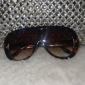 Elegant Tortoise Shell Sunglasses